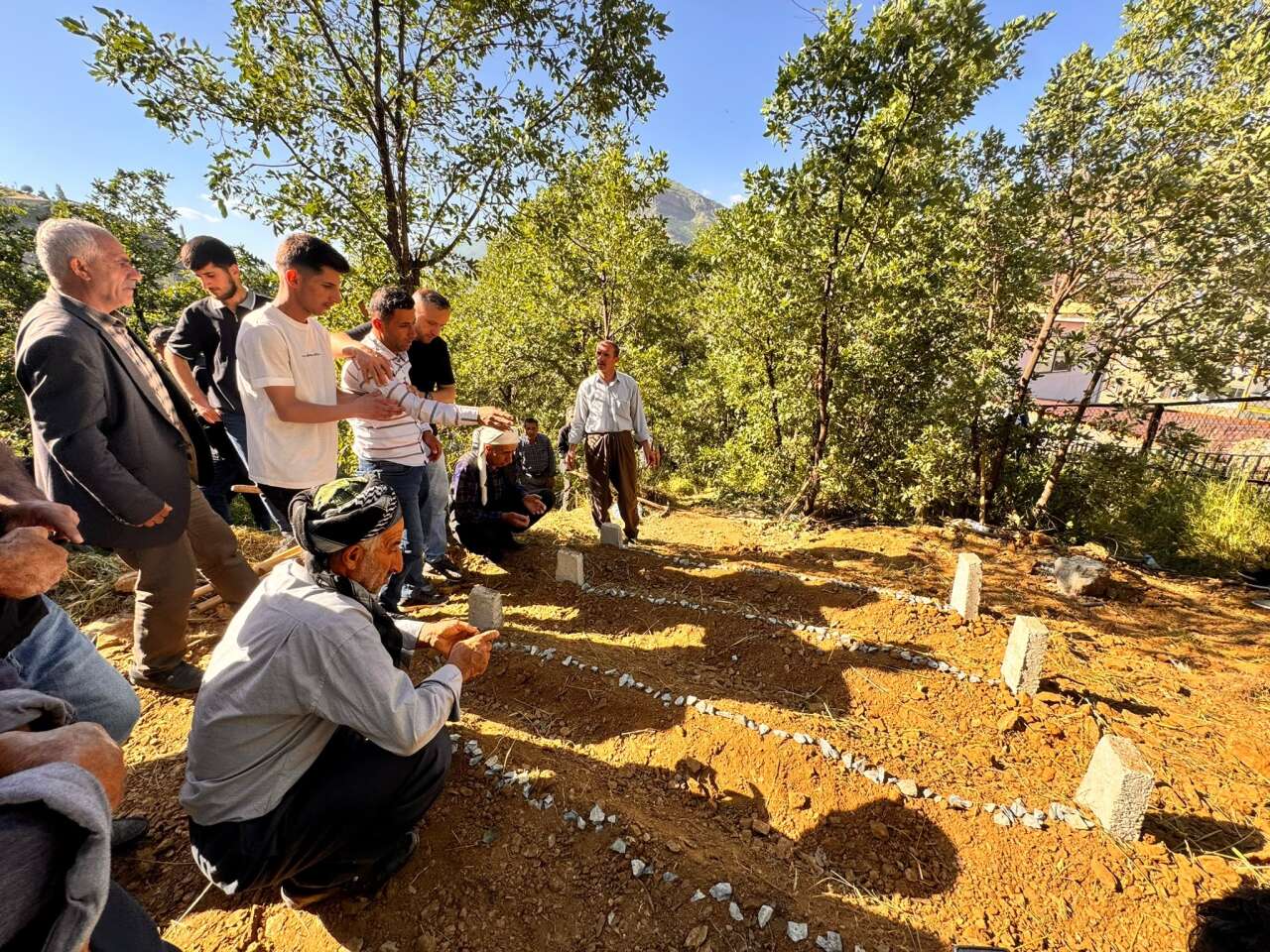 Uzman çavuşun katlettiği aile yan yana toprağa verildi 11